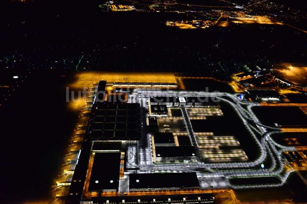 Schönefeld bei Nacht von oben - Nachtluftbild des Terminal am neuen Flughafens BER / BBI BERLIN BRANDENBURG AIRPORT Willi Brandt in Schönefeld im Bundesland Brandenburg