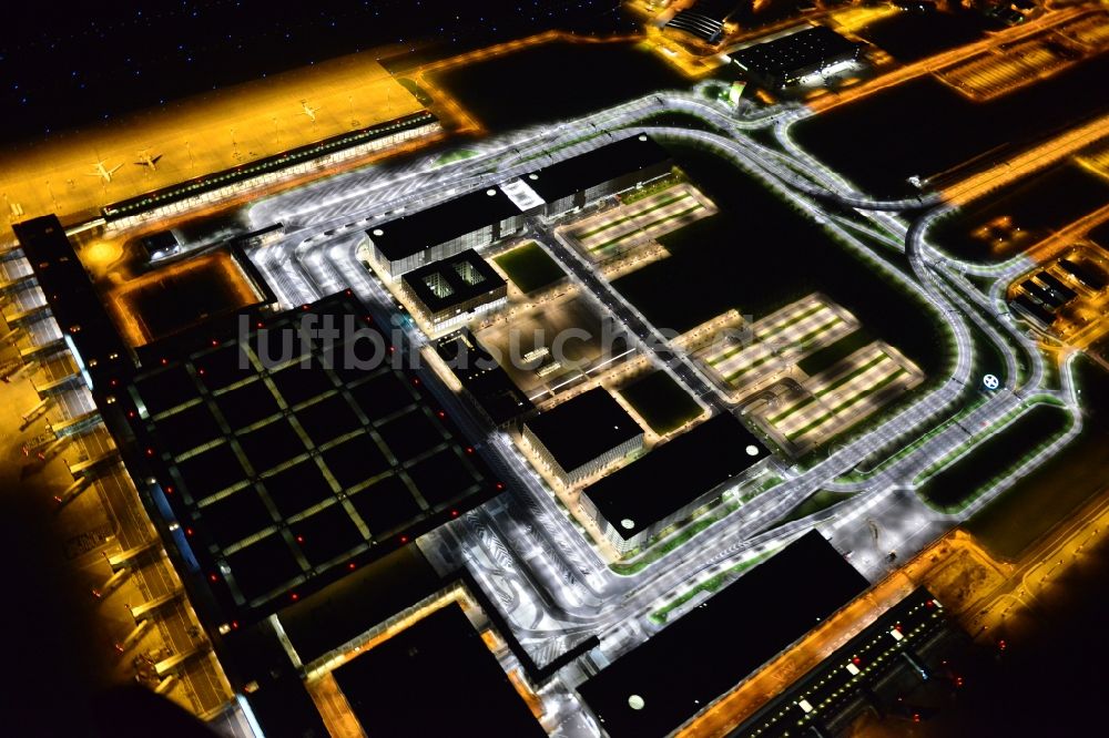 Schönefeld bei Nacht aus der Vogelperspektive: Nachtluftbild des Terminal am neuen Flughafens BER / BBI BERLIN BRANDENBURG AIRPORT Willi Brandt in Schönefeld im Bundesland Brandenburg