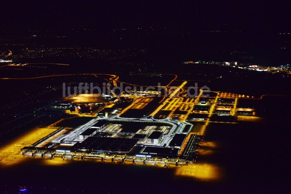 Schönefeld bei Nacht von oben - Nachtluftbild des Terminal am neuen Flughafens BER / BBI BERLIN BRANDENBURG AIRPORT Willi Brandt in Schönefeld im Bundesland Brandenburg