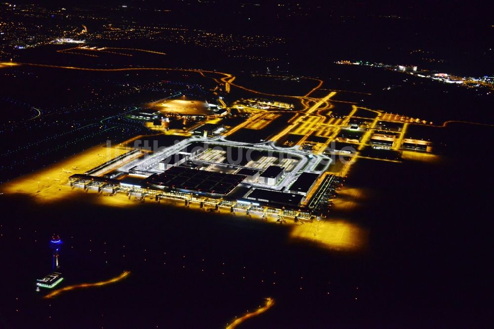 Schönefeld bei Nacht aus der Vogelperspektive: Nachtluftbild des Terminal am neuen Flughafens BER / BBI BERLIN BRANDENBURG AIRPORT Willi Brandt in Schönefeld im Bundesland Brandenburg