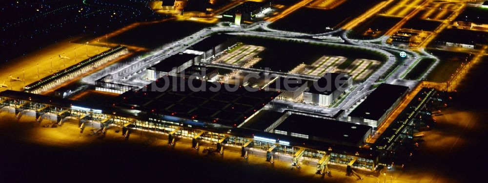 Nachtluftbild Schönefeld - Nachtluftbild des Terminal am neuen Flughafens BER / BBI BERLIN BRANDENBURG AIRPORT Willi Brandt in Schönefeld im Bundesland Brandenburg