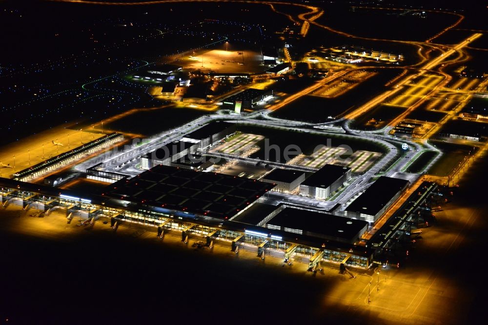 Nacht-Luftaufnahme Schönefeld - Nachtluftbild des Terminal am neuen Flughafens BER / BBI BERLIN BRANDENBURG AIRPORT Willi Brandt in Schönefeld im Bundesland Brandenburg