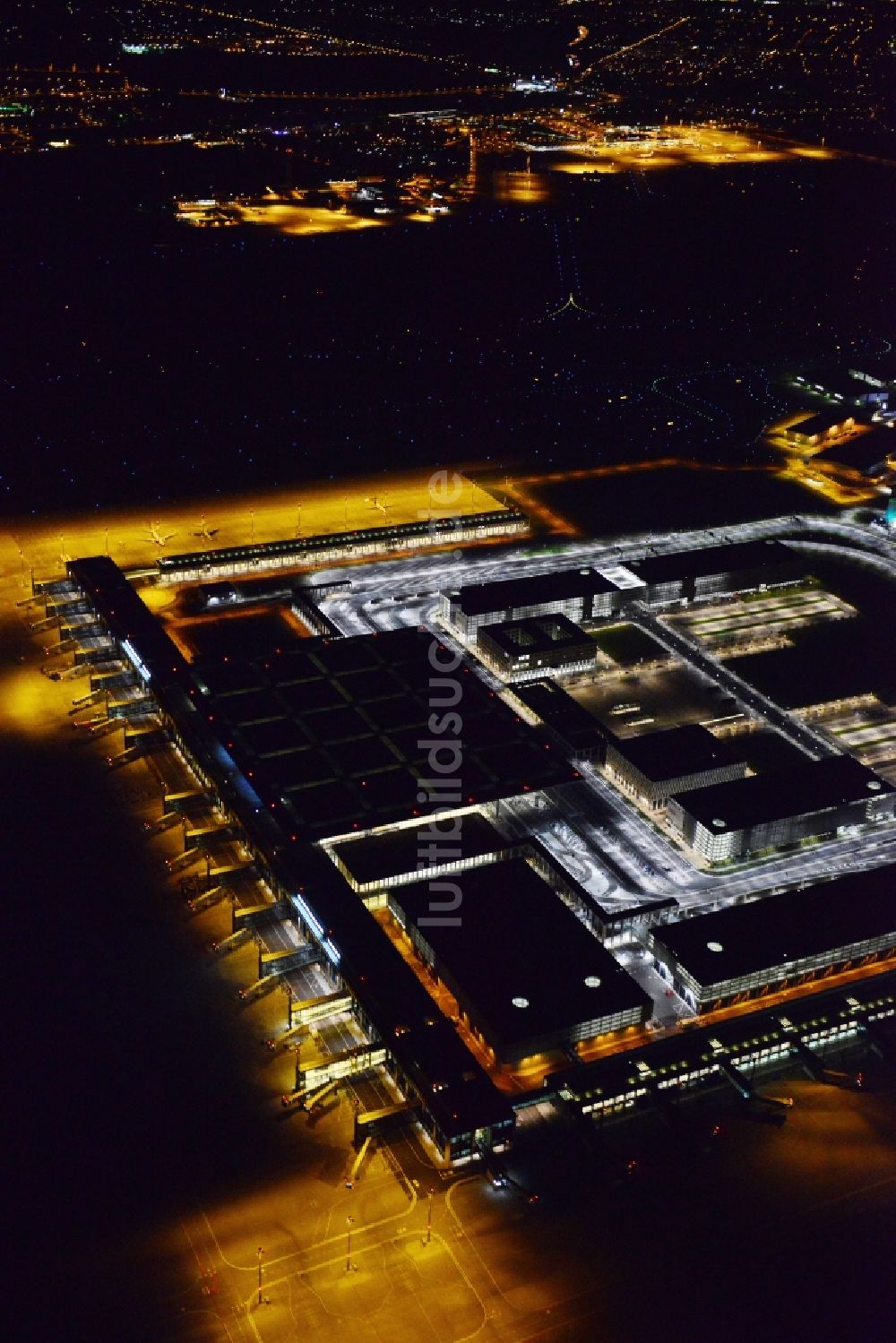 Schönefeld bei Nacht aus der Vogelperspektive: Nachtluftbild des Terminal am neuen Flughafens BER / BBI BERLIN BRANDENBURG AIRPORT Willi Brandt in Schönefeld im Bundesland Brandenburg