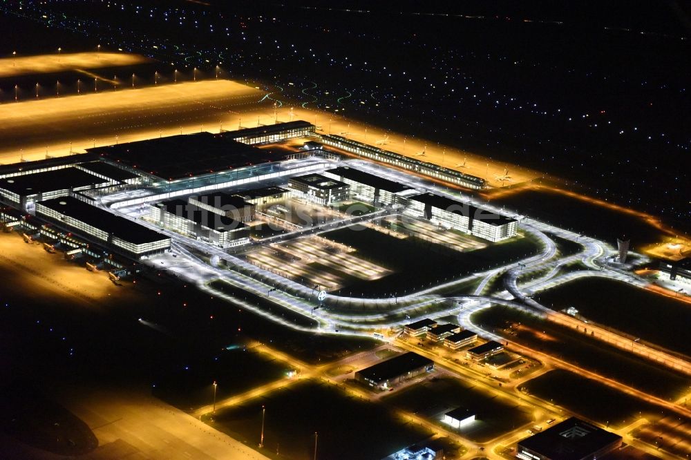 Nacht-Luftaufnahme Schönefeld - Nachtluftbild des Terminal am neuen Flughafens BER / BBI BERLIN BRANDENBURG AIRPORT Willi Brandt in Schönefeld im Bundesland Brandenburg