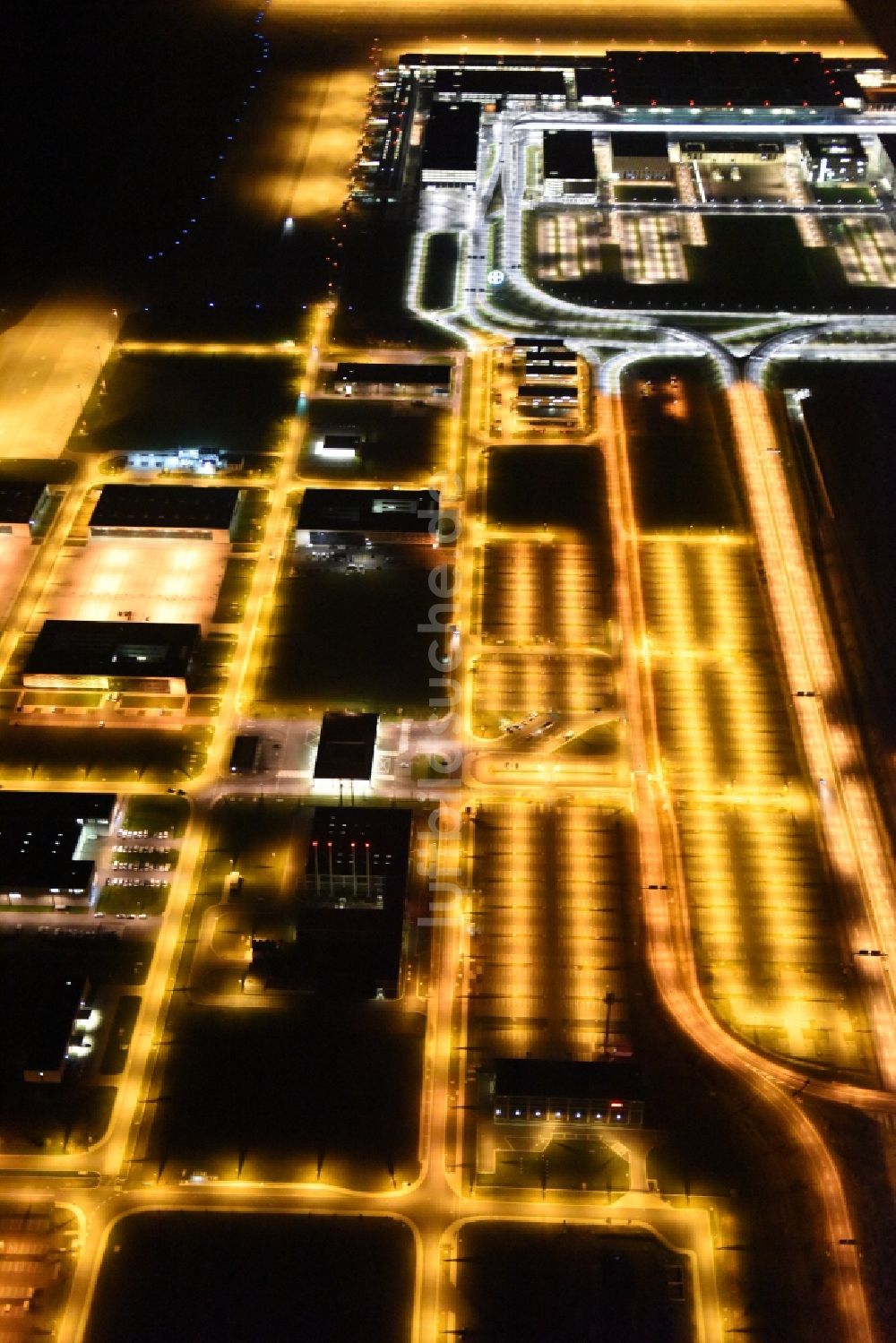 Schönefeld bei Nacht von oben - Nachtluftbild des Terminal am neuen Flughafens BER / BBI BERLIN BRANDENBURG AIRPORT Willi Brandt in Schönefeld im Bundesland Brandenburg