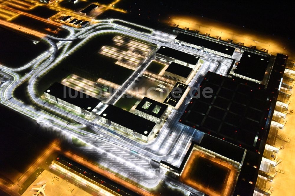 Schönefeld bei Nacht aus der Vogelperspektive: Nachtluftbild des Terminal am neuen Flughafens BER / BBI BERLIN BRANDENBURG AIRPORT Willi Brandt in Schönefeld im Bundesland Brandenburg