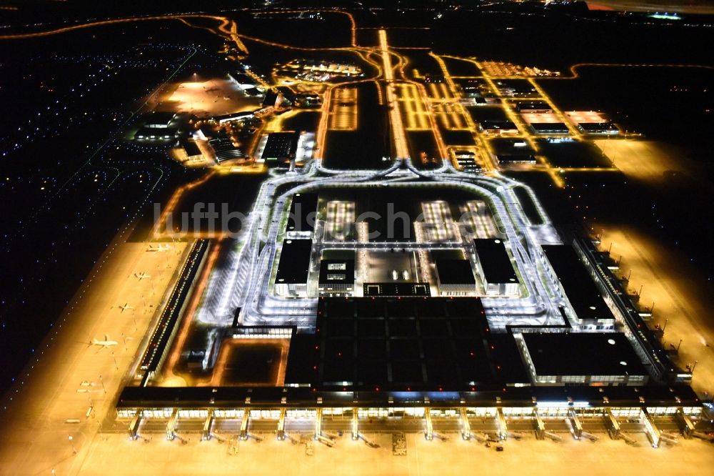 Schönefeld bei Nacht von oben - Nachtluftbild des Terminal am neuen Flughafens BER / BBI BERLIN BRANDENBURG AIRPORT Willi Brandt in Schönefeld im Bundesland Brandenburg