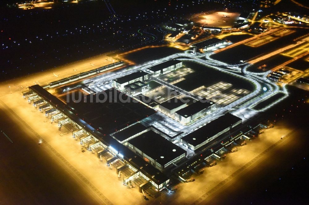 Nacht-Luftaufnahme Schönefeld - Nachtluftbild des Terminal am neuen Flughafens BER / BBI BERLIN BRANDENBURG AIRPORT Willi Brandt in Schönefeld im Bundesland Brandenburg