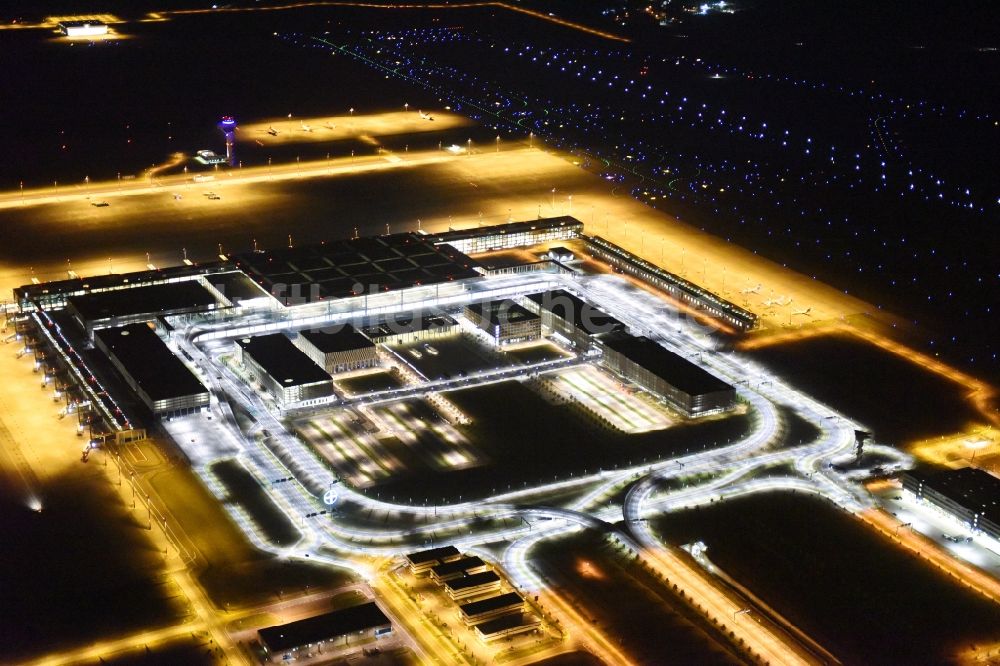 Nacht-Luftaufnahme Schönefeld - Nachtluftbild des Terminal am neuen Flughafens BER / BBI BERLIN BRANDENBURG AIRPORT Willi Brandt in Schönefeld im Bundesland Brandenburg