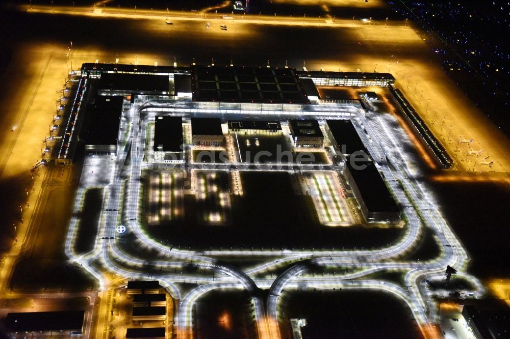 Schönefeld bei Nacht von oben - Nachtluftbild des Terminal am neuen Flughafens BER / BBI BERLIN BRANDENBURG AIRPORT Willi Brandt in Schönefeld im Bundesland Brandenburg