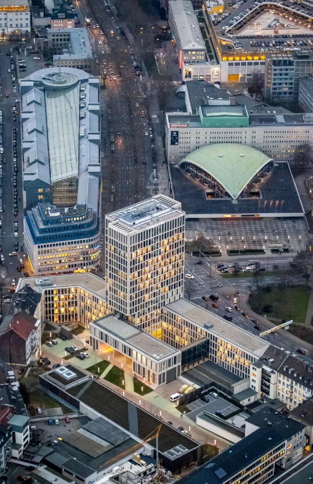 Nachtluftbild Dortmund - Nachtluftbild des Versicherungshochhaus Hoher Wall der Volkswohlbund Versicherung in Dortmund im Ruhrgebiet in Nordrhein-Westfalen