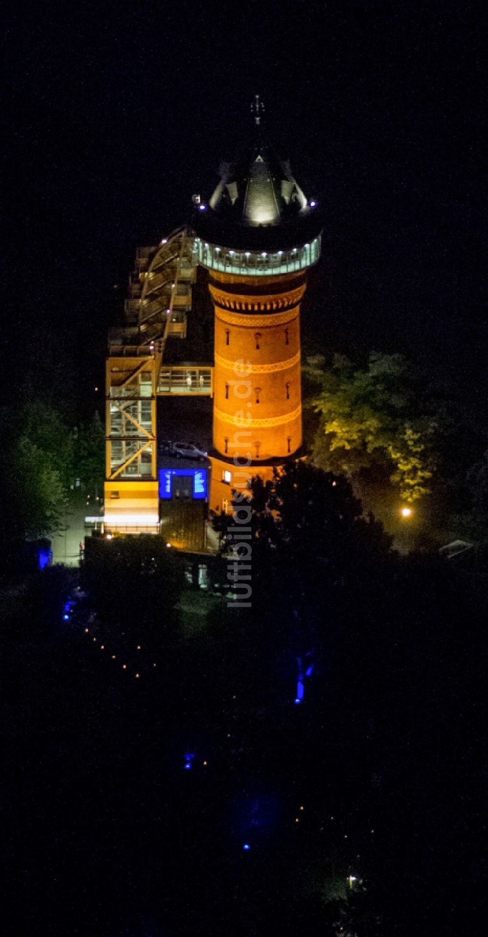 Mülheim bei Nacht von oben - Nachtluftbild des Wasserturmes Aquarius Wassermuseum in Mülheim im Bundesland Nordrhein-Westfalen