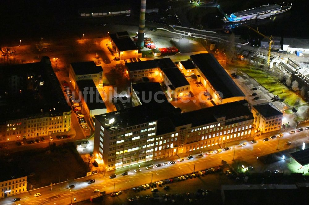 Nacht-Luftaufnahme Dresden - Nachtluftbild des Werksgelände der der an der Leipziger Straße im Ortsteil Neustadt in Dresden im Bundesland Sachsen, Deutschland