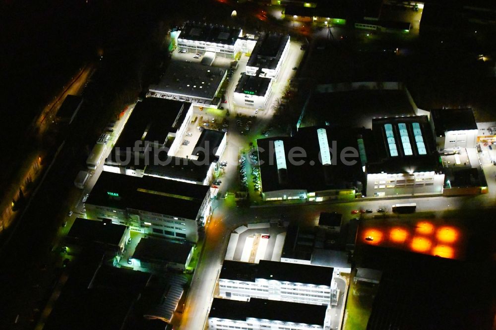 Nachtluftbild Wolfsburg - Nachtluftbild des Werksgelände der VOLKE - Entwicklungsring SE in der Daimlerstraße in Wolfsburg im Bundesland Niedersachsen, Deutschland