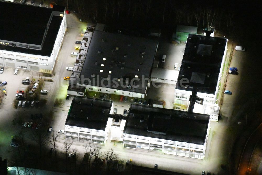 Wolfsburg bei Nacht aus der Vogelperspektive: Nachtluftbild des Werksgelände der VOLKE - Entwicklungsring SE in der Daimlerstraße in Wolfsburg im Bundesland Niedersachsen, Deutschland