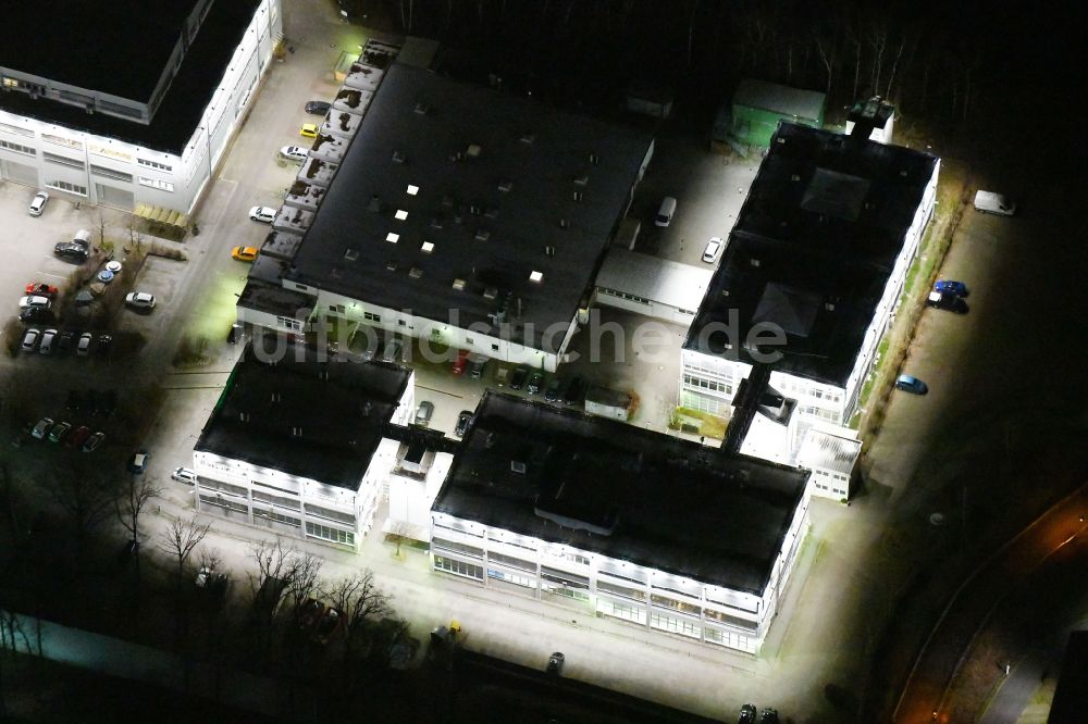 Nachtluftbild Wolfsburg - Nachtluftbild des Werksgelände der VOLKE - Entwicklungsring SE in der Daimlerstraße in Wolfsburg im Bundesland Niedersachsen, Deutschland