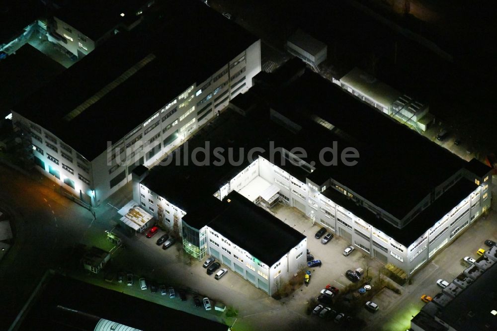 Nacht-Luftaufnahme Wolfsburg - Nachtluftbild des Werksgelände der VOLKE - Entwicklungsring SE in der Daimlerstraße in Wolfsburg im Bundesland Niedersachsen, Deutschland