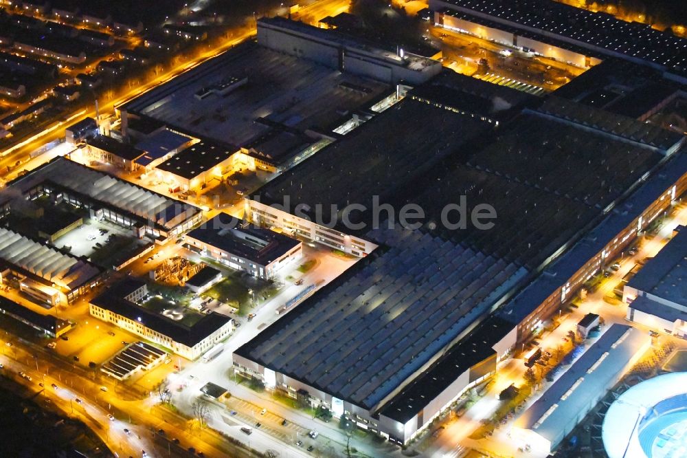 Braunschweig bei Nacht von oben - Nachtluftbild des Werksgelände der VW Volkswagen AG in Braunschweig im Bundesland Niedersachsen