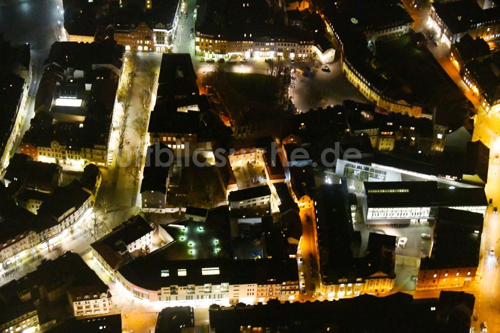 Nachtluftbild Weimar - Nachtluftbild des Wohn- und Geschäftshaus Viertel entlang Schützengasse - Brauhausgasse in Weimar im Bundesland Thüringen, Deutschland