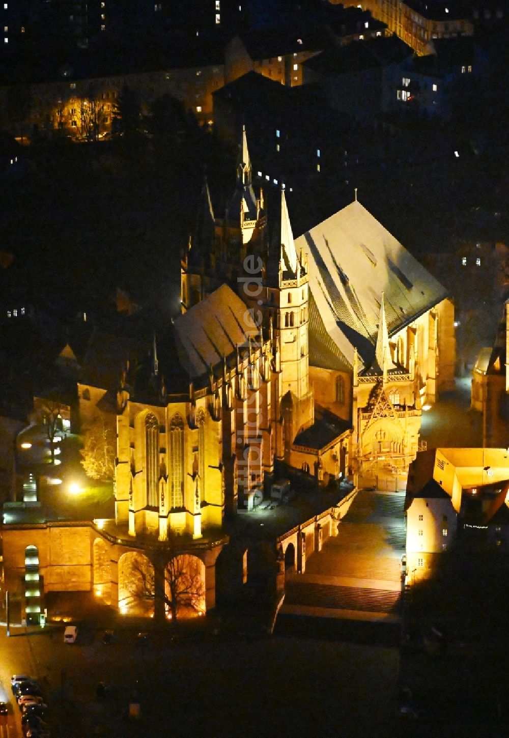 Erfurt bei Nacht von oben - Nachtluftbild Dom und Kirche St. Severi mit Domplatz in der Altstadt von Erfurt im Bundesland Thüringen, Deutschland