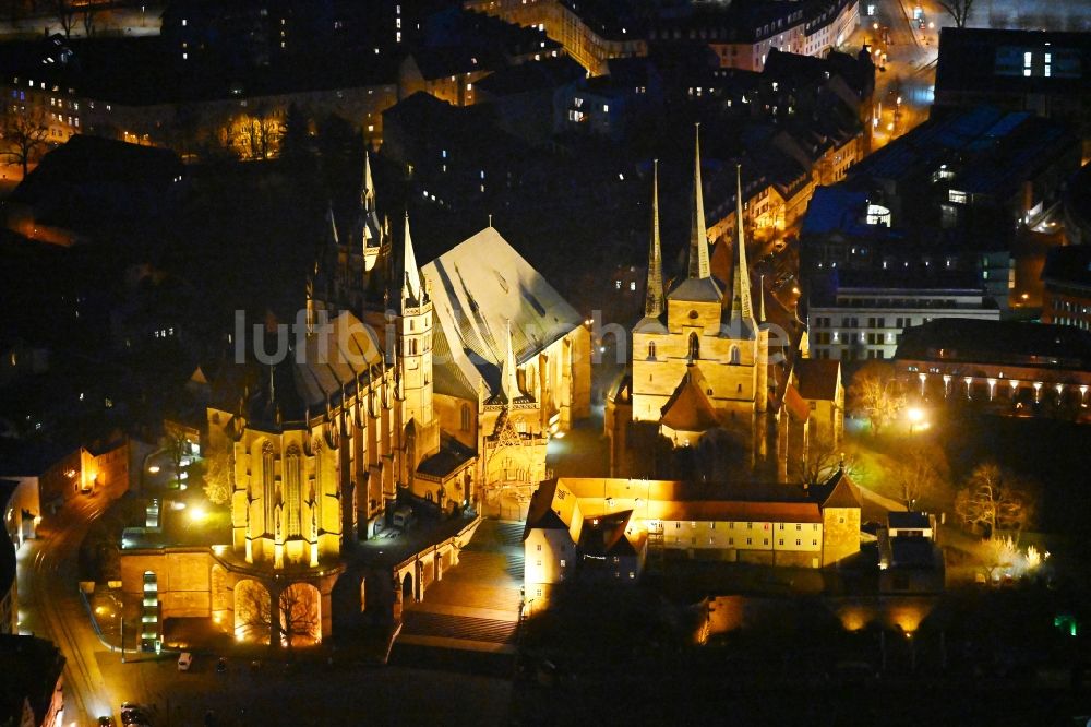 Erfurt bei Nacht aus der Vogelperspektive: Nachtluftbild Dom und Kirche St. Severi mit Domplatz in der Altstadt von Erfurt im Bundesland Thüringen, Deutschland