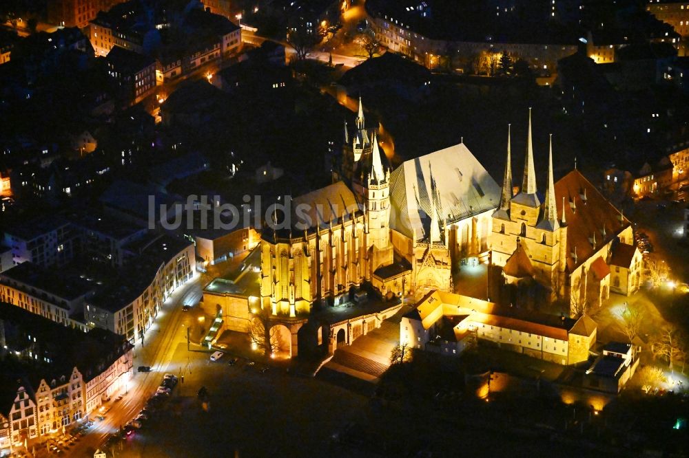 Nachtluftbild Erfurt - Nachtluftbild Dom und Kirche St. Severi mit Domplatz in der Altstadt von Erfurt im Bundesland Thüringen, Deutschland