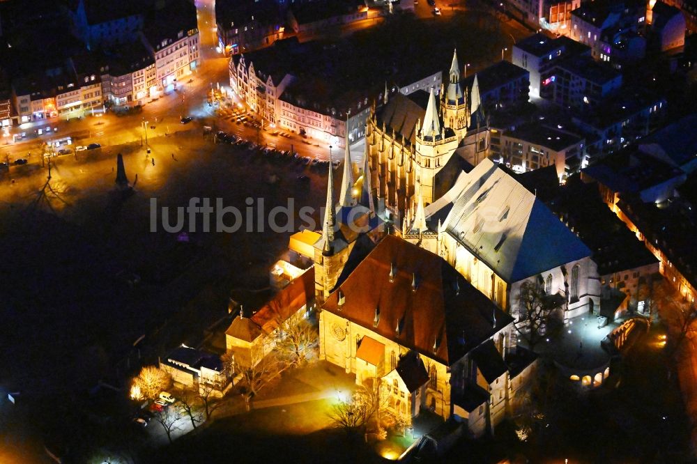 Nachtluftbild Erfurt - Nachtluftbild Dom und Kirche St. Severi mit Domplatz in der Altstadt von Erfurt im Bundesland Thüringen, Deutschland