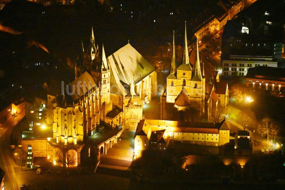 Erfurt bei Nacht von oben - Nachtluftbild Dom und Kirche St. Severi mit Domplatz in der Altstadt von Erfurt im Bundesland Thüringen, Deutschland