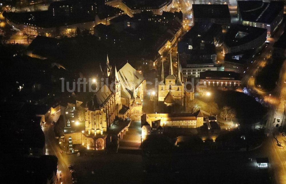 Nachtluftbild Erfurt - Nachtluftbild Dom und Kirche St. Severi mit Domplatz in der Altstadt von Erfurt im Bundesland Thüringen, Deutschland