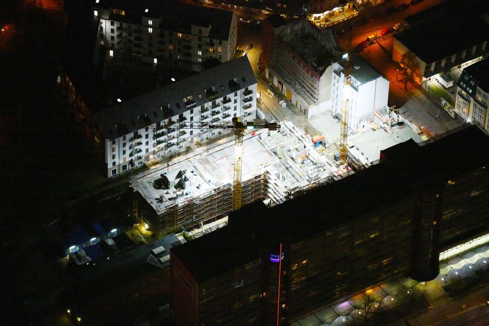 Nacht-Luftaufnahme Berlin - Nachtluftbild Eckhaus- Baustelle zum Neubau eines Wohn- und Geschäftshauses an der Rathausstraße im Ortsteil Lichtenberg in Berlin, Deutschland