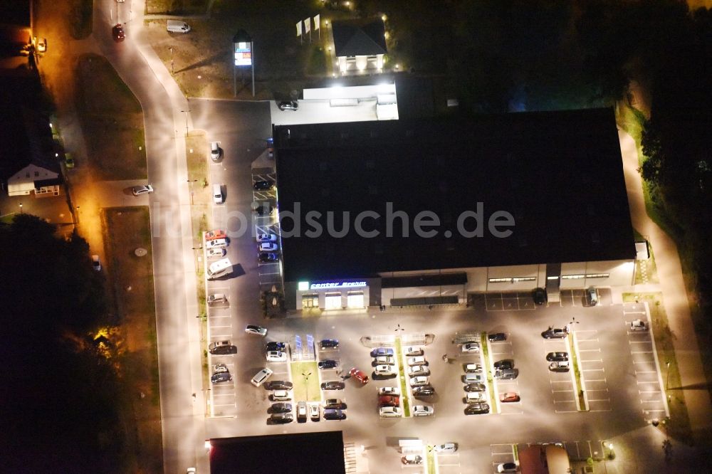 Berlin bei Nacht aus der Vogelperspektive: Nachtluftbild EDEKA CENTER BREHM im Neubauprojekt Wohnen im alten Mahlsdorf in Berlin