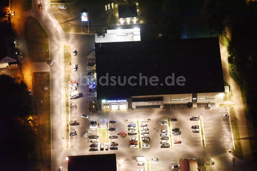 Nachtluftbild Berlin - Nachtluftbild EDEKA CENTER BREHM im Neubauprojekt Wohnen im alten Mahlsdorf in Berlin