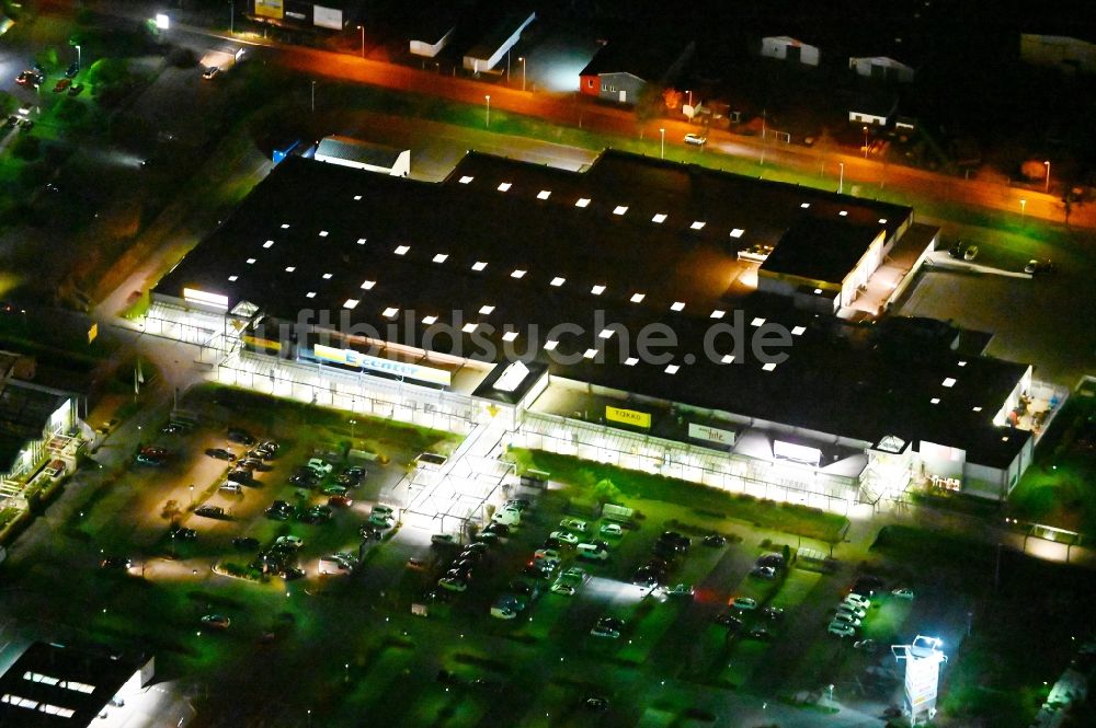 Nacht-Luftaufnahme Wernigerode - Nachtluftbild EDEKA Center in Wernigerode im Bundesland Sachsen-Anhalt, Deutschland