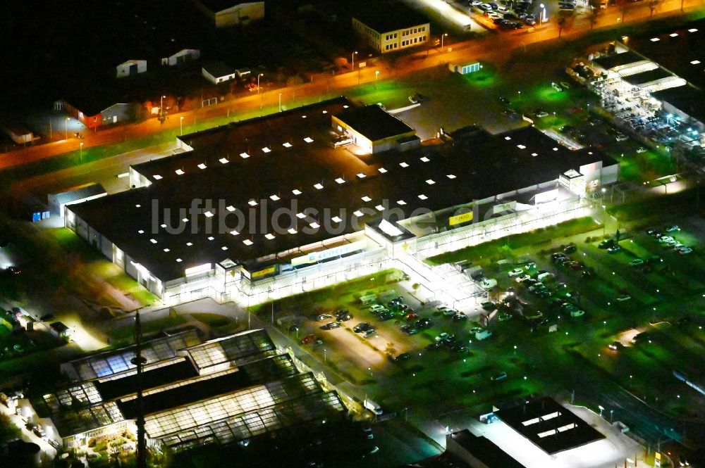 Wernigerode bei Nacht von oben - Nachtluftbild EDEKA Center in Wernigerode im Bundesland Sachsen-Anhalt, Deutschland