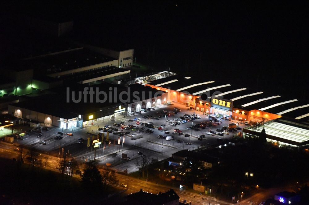 Offenbach am Main bei Nacht von oben - Nachtluftbild EDEKA und OBI Markt Offenbach Mühlheimer Straße in Offenbach am Main im Bundesland Hessen