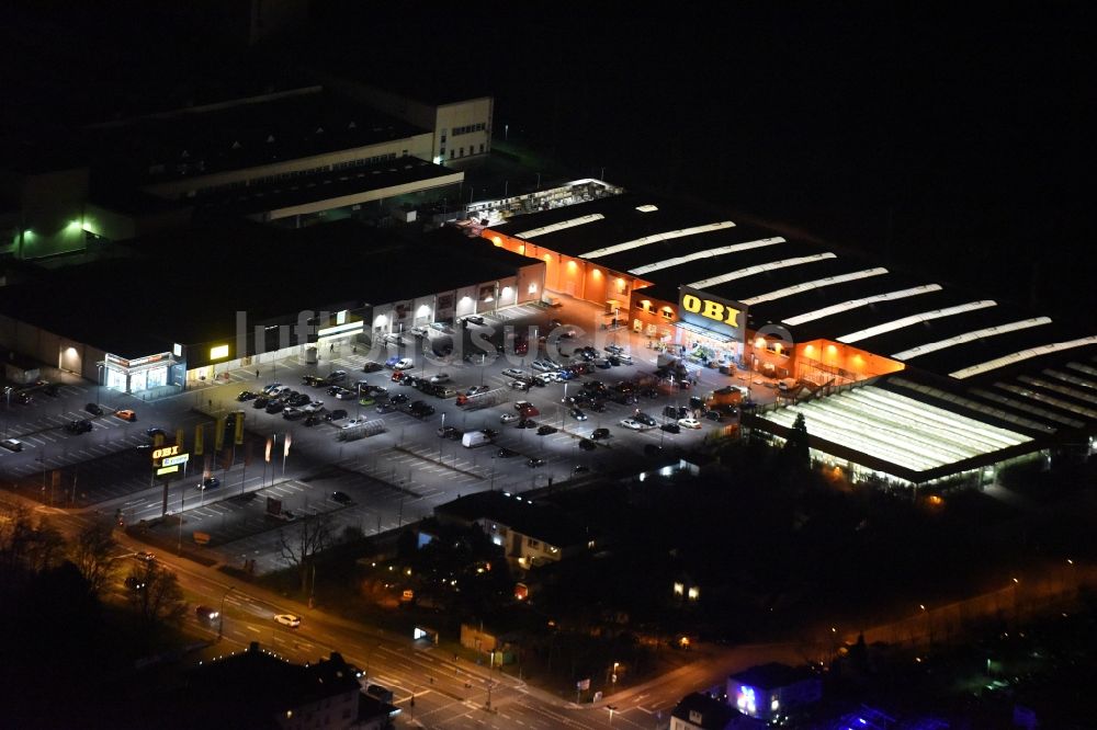 Offenbach am Main bei Nacht aus der Vogelperspektive: Nachtluftbild EDEKA und OBI Markt Offenbach Mühlheimer Straße in Offenbach am Main im Bundesland Hessen