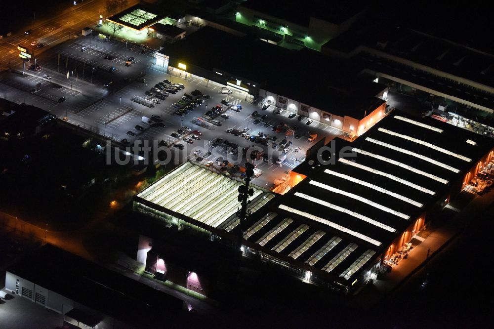 Nachtluftbild Offenbach am Main - Nachtluftbild EDEKA und OBI Markt Offenbach Mühlheimer Straße in Offenbach am Main im Bundesland Hessen