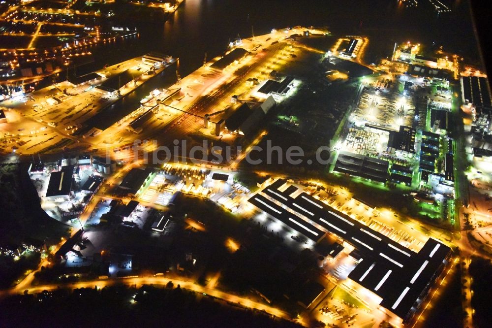 Wismar bei Nacht aus der Vogelperspektive: Nachtluftbild Egger Holzwerkstoffe Wismar GmbH & Co. KG und IIim Nordic Timber GmbH & Co. KG in Wismar im Bundesland Mecklenburg-Vorpommern, Deutschland