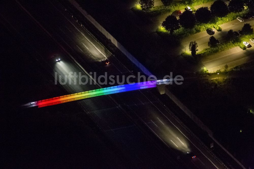 Dortmund bei Nacht aus der Vogelperspektive: Nachtluftbild einer Autobahnbrücke in Dortmund im Bundesland Nordrhein-Westfalen