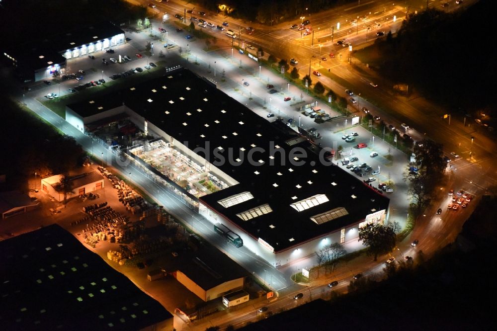 Berlin bei Nacht von oben - Nachtluftbild einer Hellweg Baumarkt Filiale auf dem Gewerbegebiet in der Salvador-Allende-Straße im Ortsteil Köpenick in Berlin