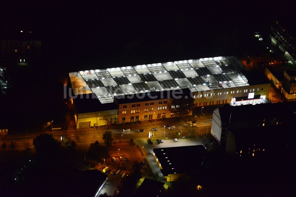 Potsdam bei Nacht von oben - Nachtluftbild einer Kaufland - Filiale in Potsdam im Bundesland Brandenburg