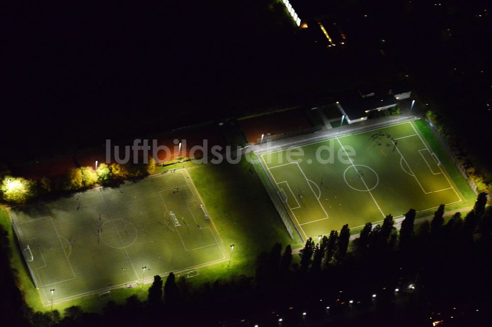 Nachtluftbild Berlin Tempelhof - Nachtluftbild einer Sportanlage im Ortsteil Tempelhof in Berlin