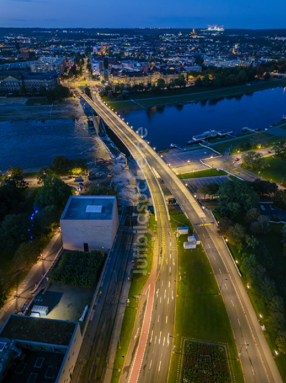 Nacht-Luftaufnahme Dresden - Nachtluftbild Eingestürzte Elbe- Flußbrücke Carolabrücke in Dresden im Bundesland Sachsen, Deutschland