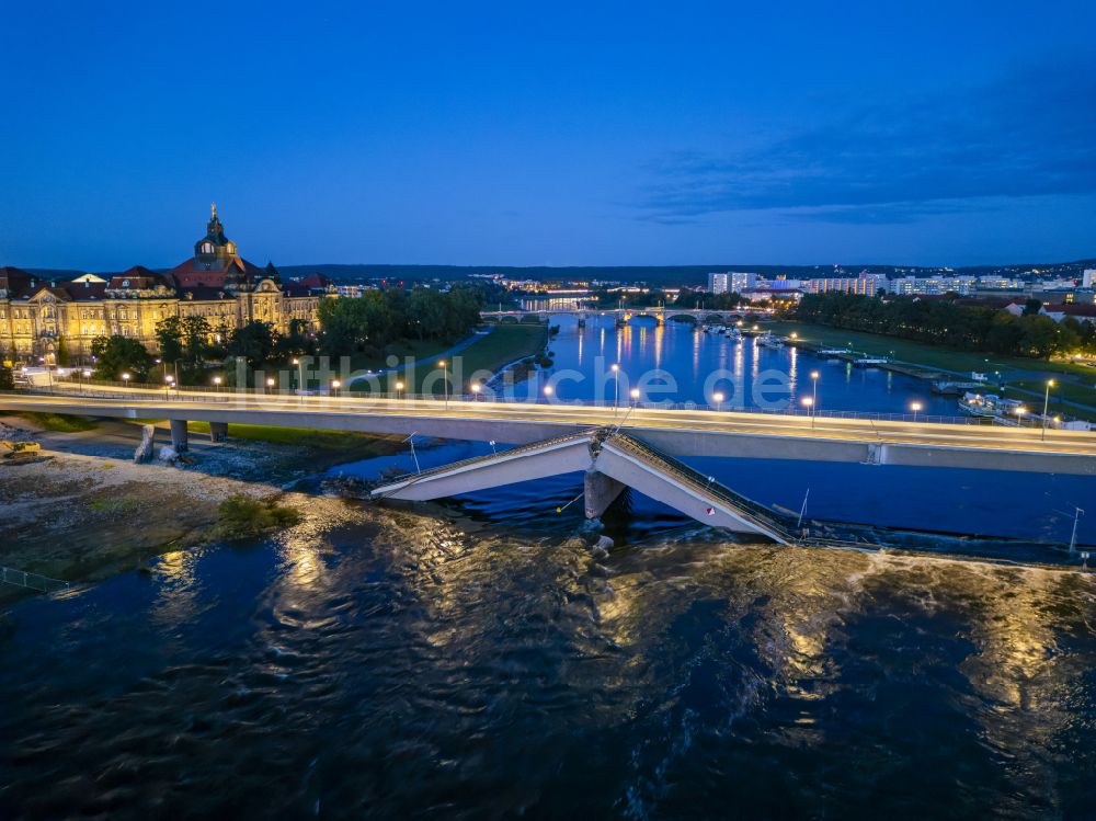 Nachtluftbild Dresden - Nachtluftbild Eingestürzte Elbe- Flußbrücke Carolabrücke in Dresden im Bundesland Sachsen, Deutschland