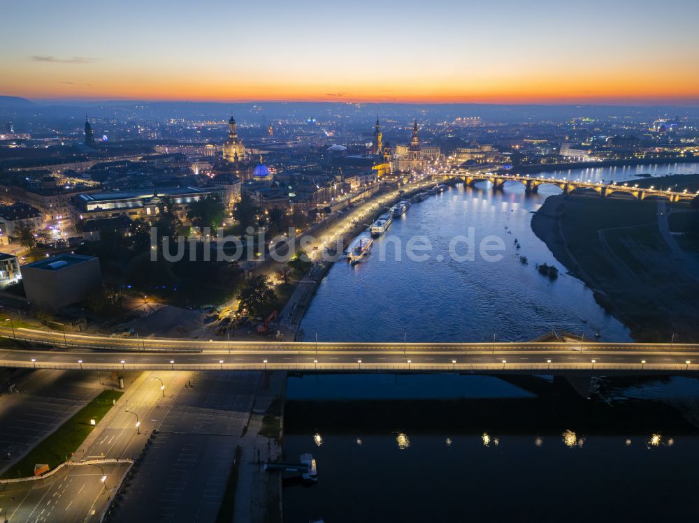 Nachtluftbild Dresden - Nachtluftbild Eingestürzte Elbe- Flußbrücke Carolabrücke in Dresden im Bundesland Sachsen, Deutschland