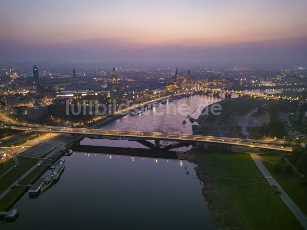 Nacht-Luftaufnahme Dresden - Nachtluftbild Eingestürzte Elbe- Flußbrücke Carolabrücke in Dresden im Bundesland Sachsen, Deutschland