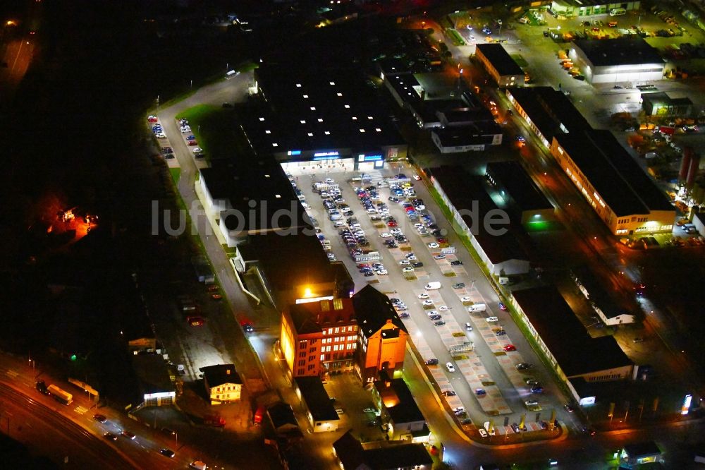 Nachtluftbild Halle (Saale) - Nachtluftbild Einkaufs- Zentrum ALDI Halle an der Hermesstraße in Halle (Saale) im Bundesland Sachsen-Anhalt, Deutschland