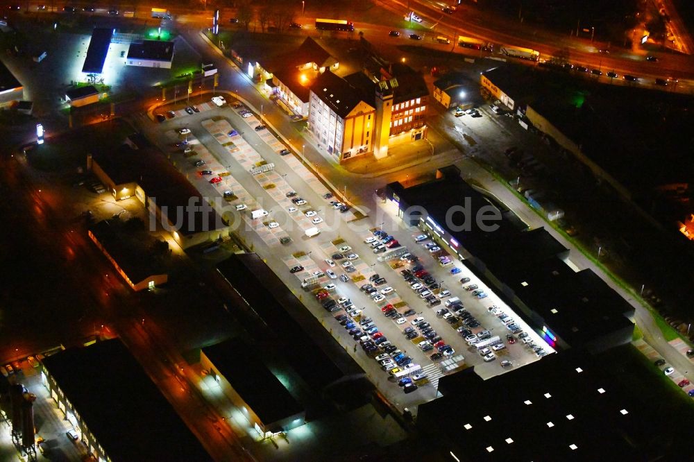 Nachtluftbild Halle (Saale) - Nachtluftbild Einkaufs- Zentrum ALDI Halle an der Hermesstraße in Halle (Saale) im Bundesland Sachsen-Anhalt, Deutschland