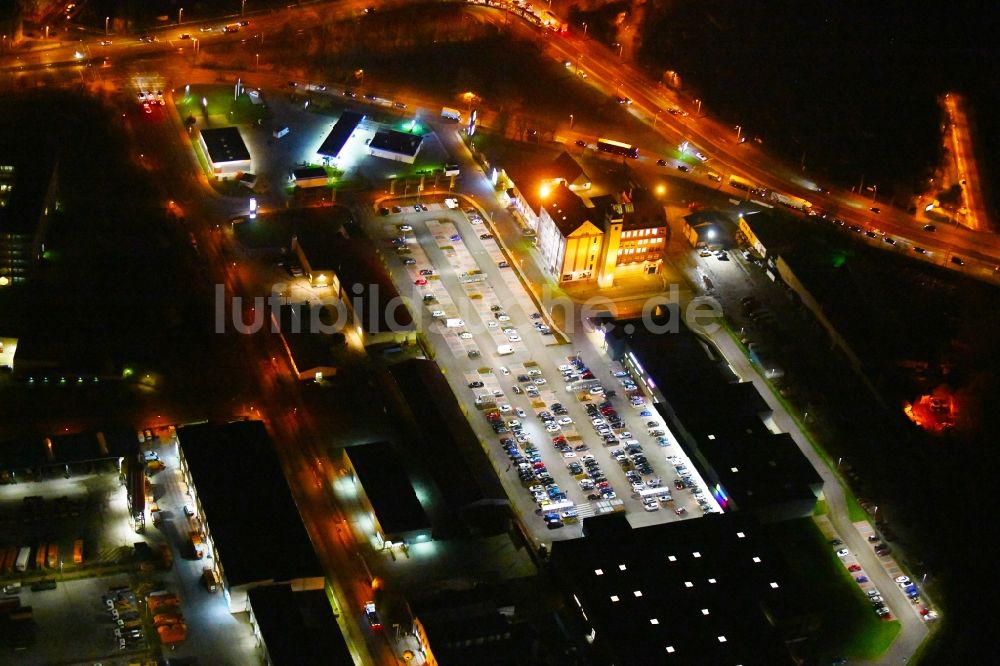 Nacht-Luftaufnahme Halle (Saale) - Nachtluftbild Einkaufs- Zentrum ALDI Halle an der Hermesstraße in Halle (Saale) im Bundesland Sachsen-Anhalt, Deutschland