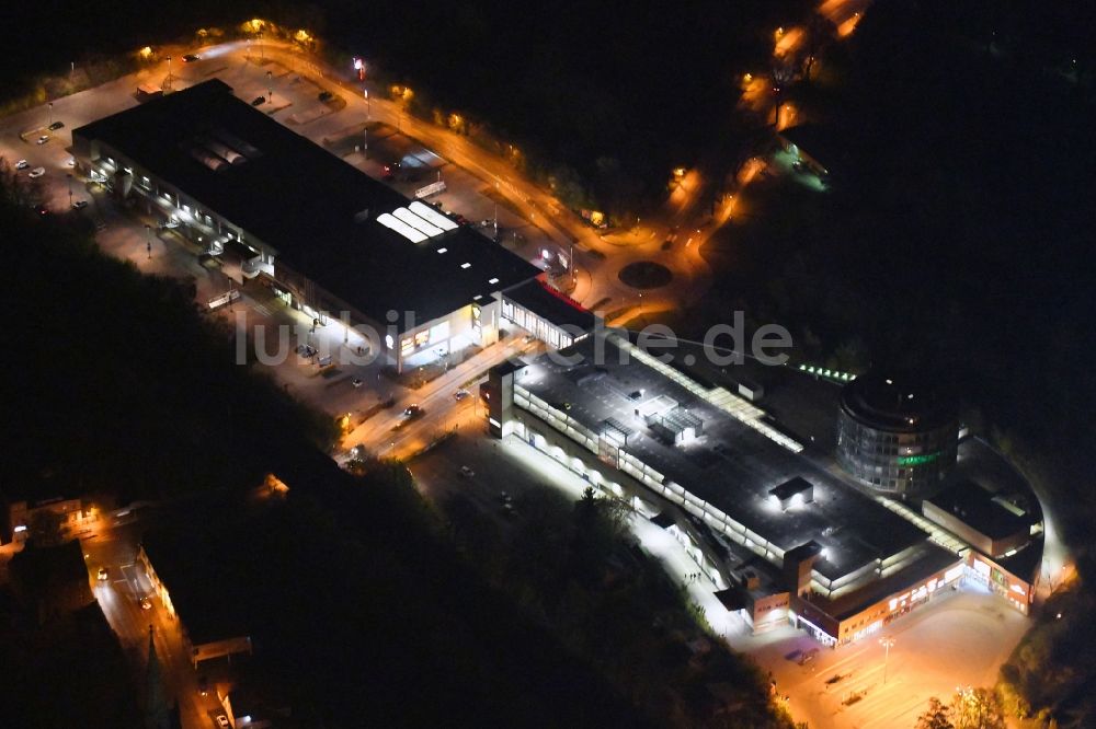 Bernau bei Nacht aus der Vogelperspektive: Nachtluftbild Einkaufs- Zentrum Bahnhofs-Passage Bernau in Bernau im Bundesland Brandenburg, Deutschland